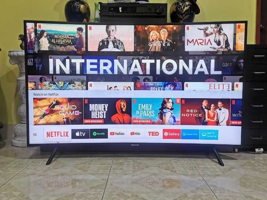 شاشه سمارت خمسه وخمسين بوصه جديده