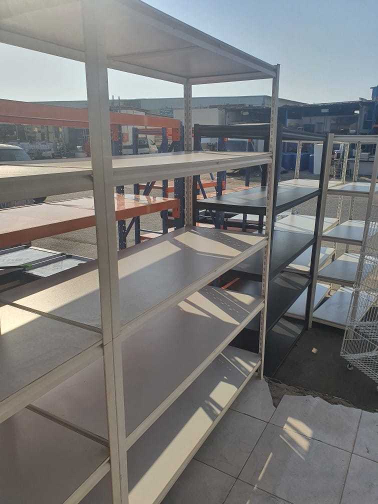 رفوف خشبيه معدنية