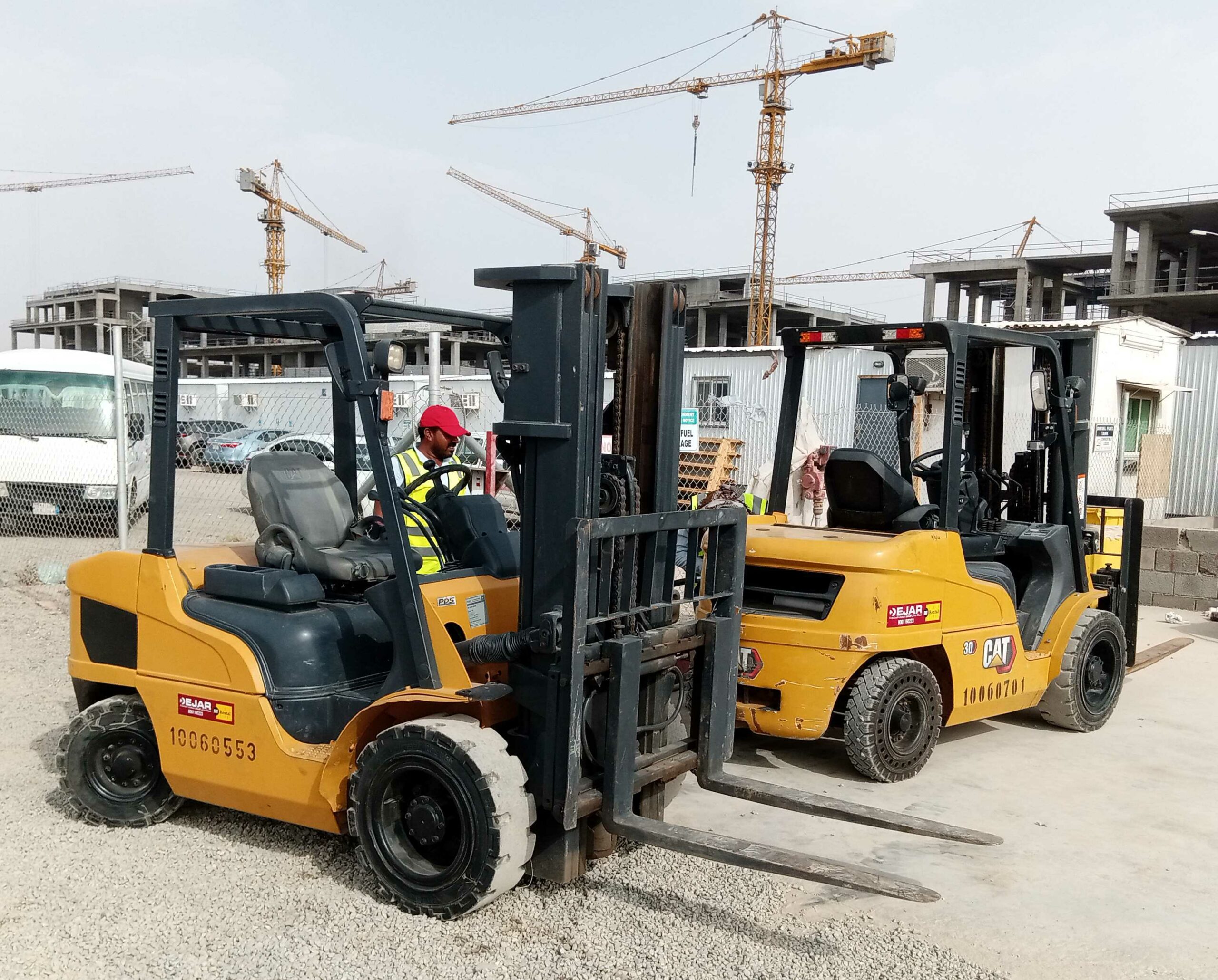 رافعات شوكية للإيجار 2023