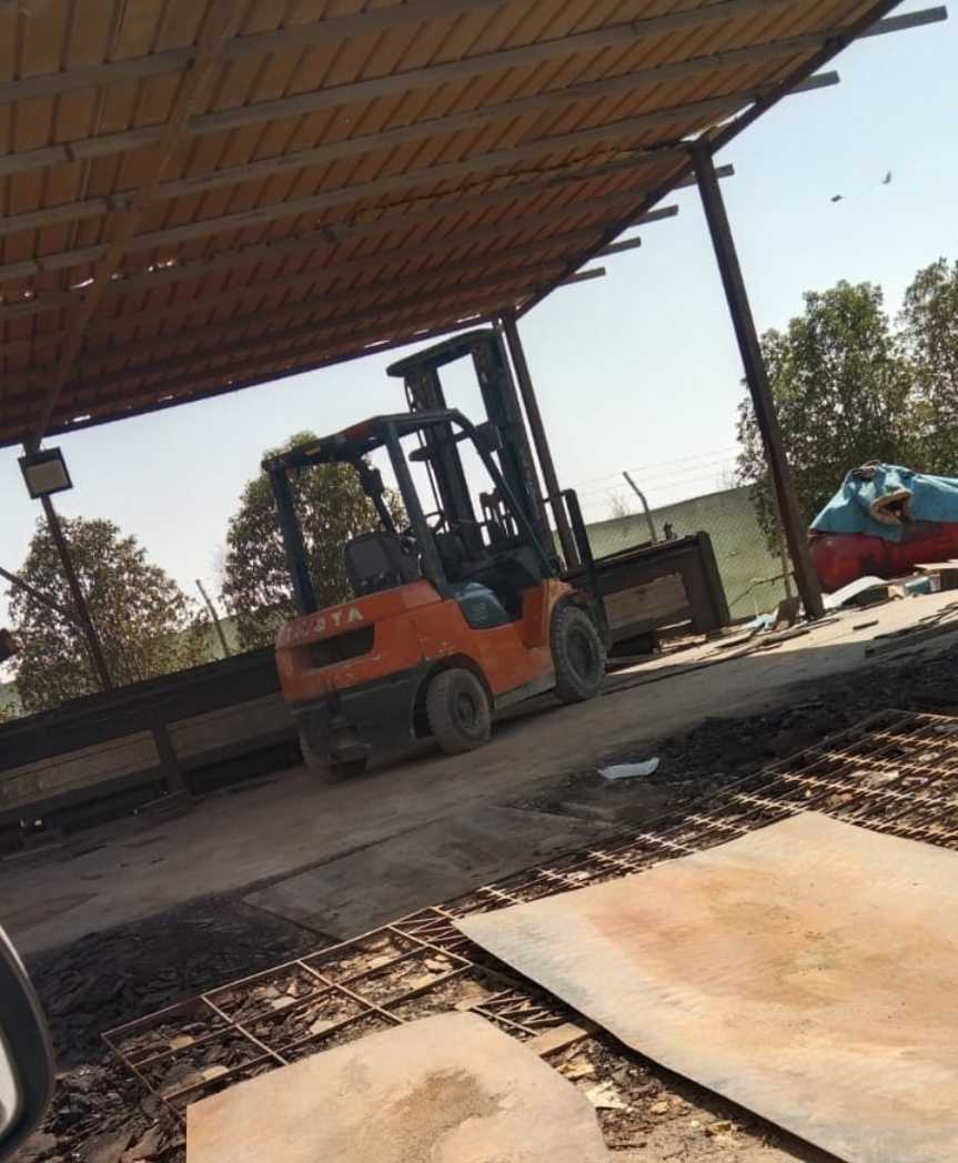 للأجار يومي/شهري /يوجد لدينا جميع انواع المعدات الثقيله والخفيفه رافعت شوكيه كل ماتريده موجود اتصل نصل