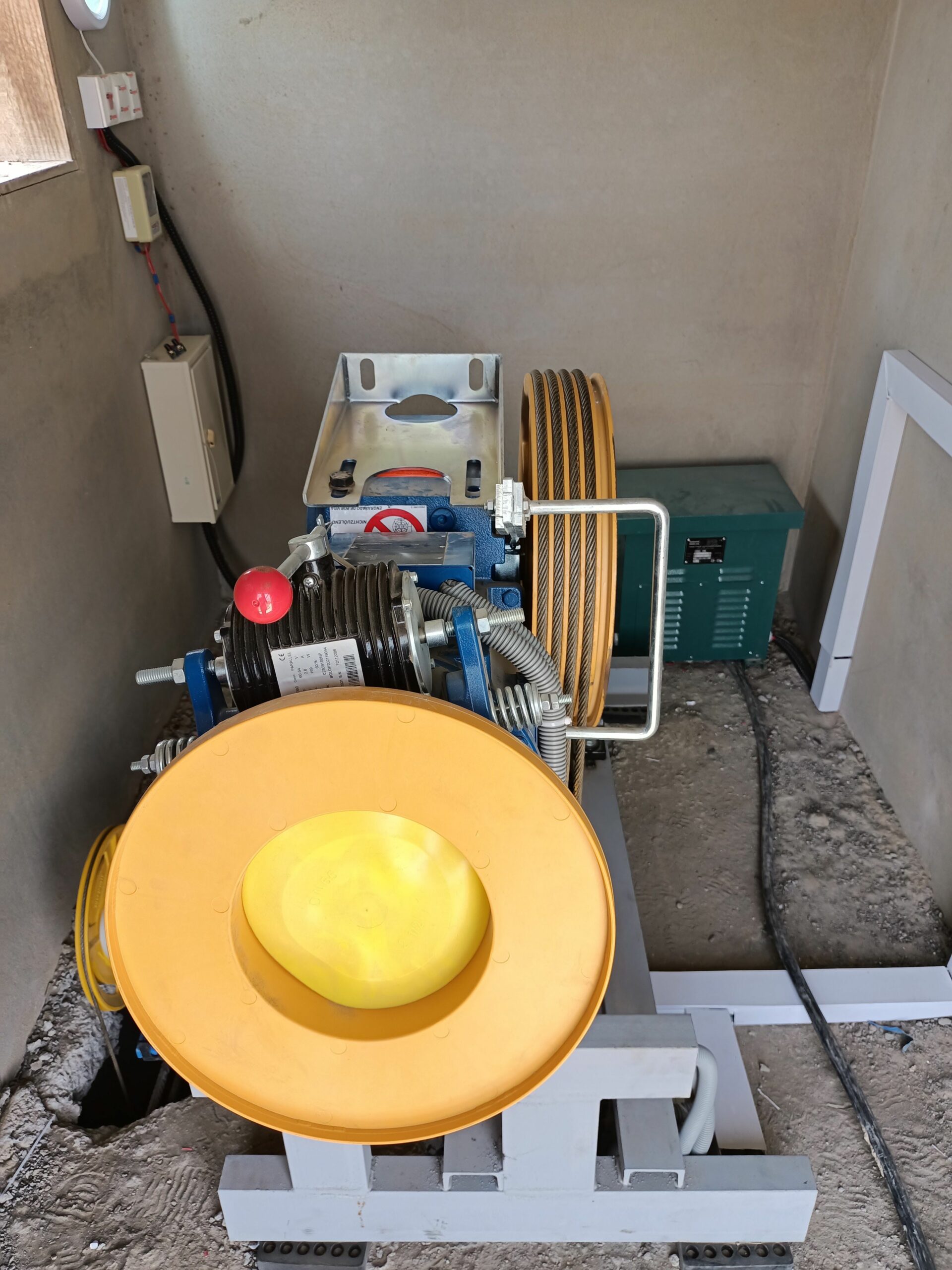 فني مصاعد كهربائيّ ومكانيكا صيانه واعطال