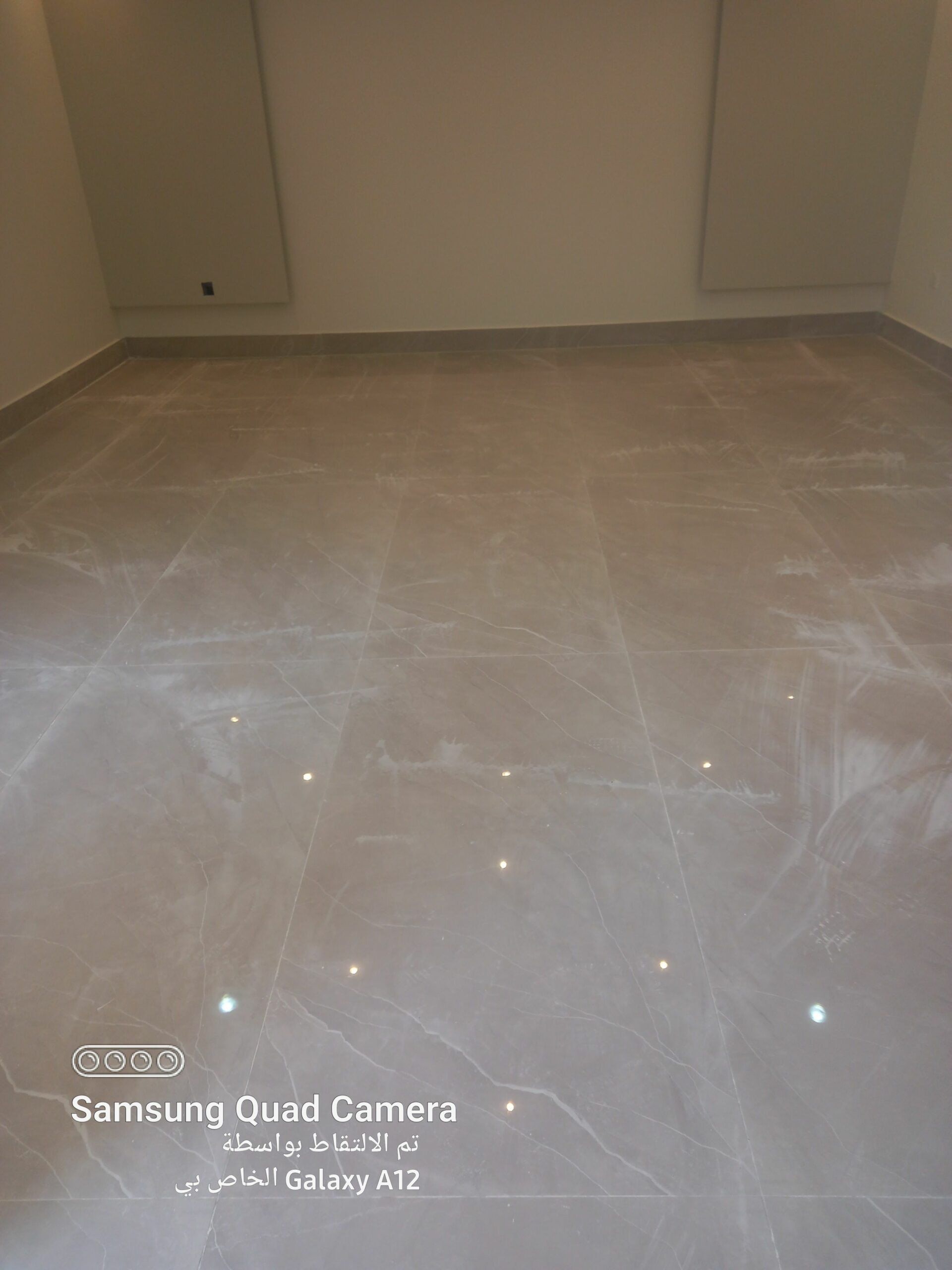 معلم مبلط سيراميك ورخام وبلاط بالرياض تكسير وتركيب وترميم