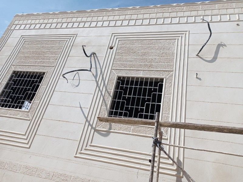 لياسة ملونة بشكل الحجر