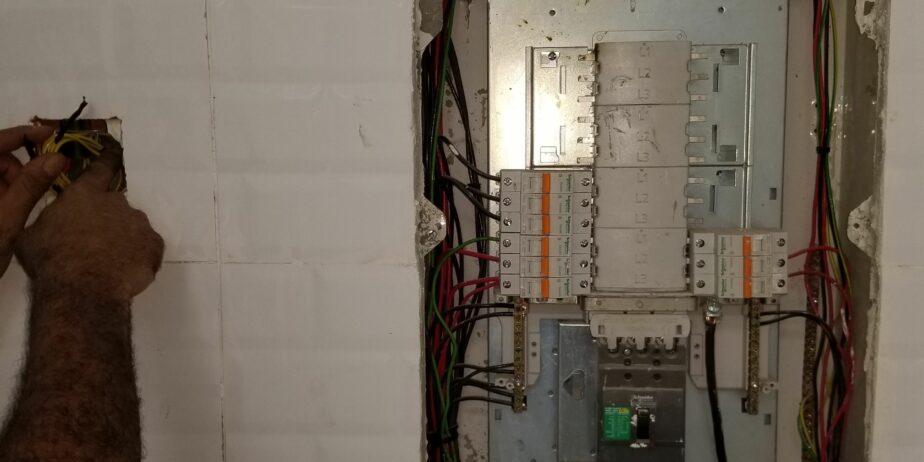 كهربائي تاسيس وتشطيب وصيانه بجده 0568558163