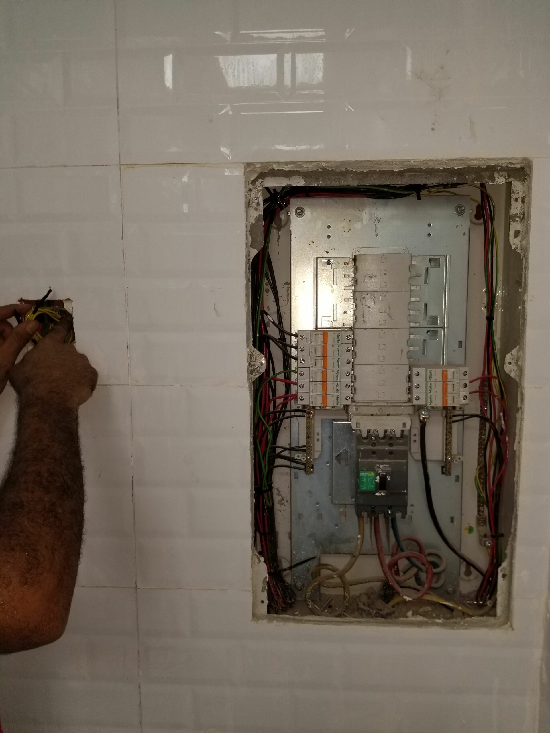 كهربائي تاسيس وتشطيب وصيانه بجده 0568558163