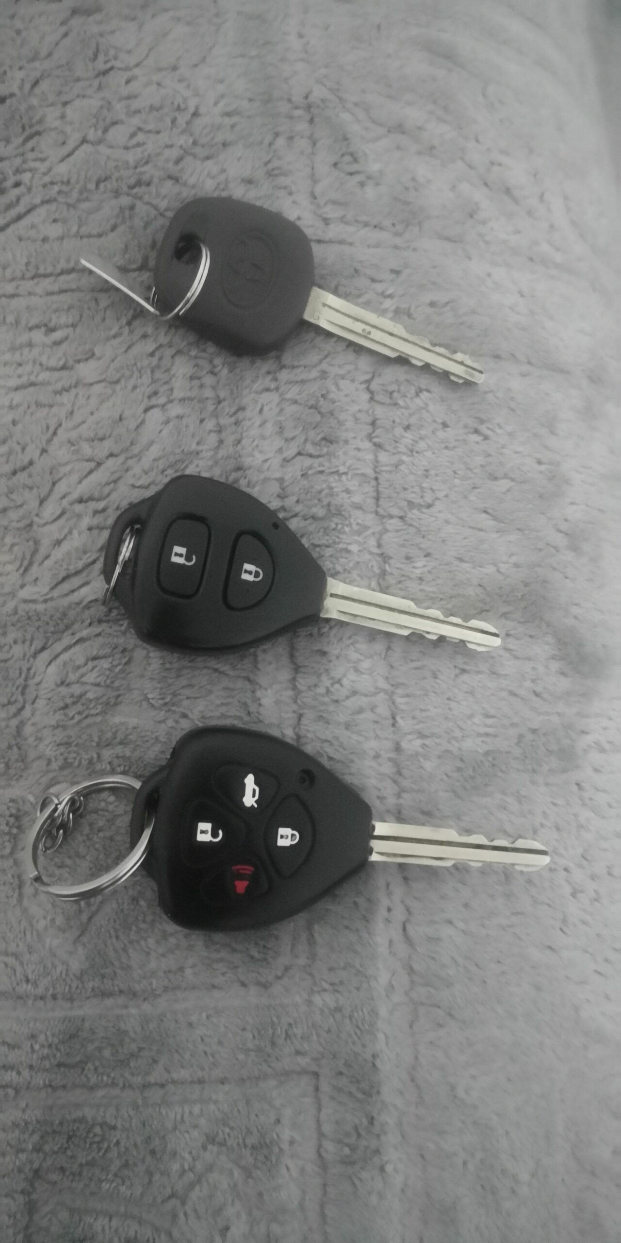 اسعد الله اوقاتكم ماشاء الله تبارك الله عندي سياره راف فور اخذتها شبه مخزنه استخدام شخصي ومحافظ عليها بودي بلد وعينك دليلك سبب البيع دواعي سفر