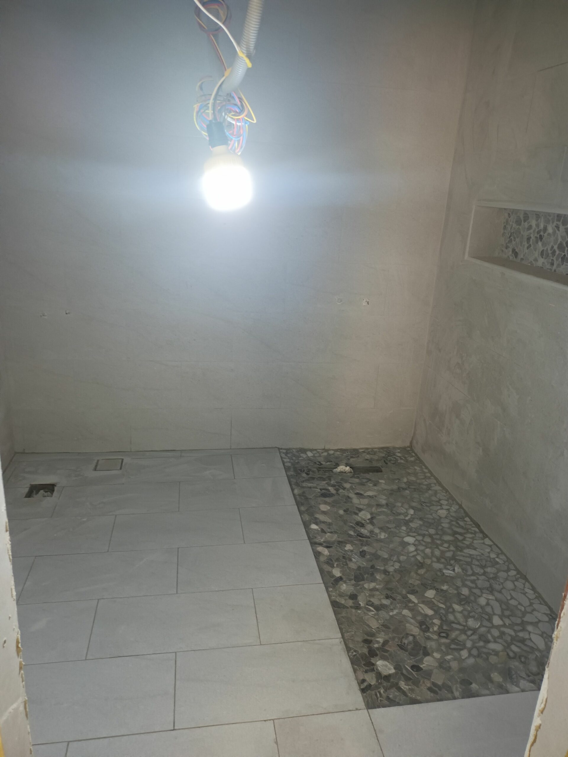 معلم بلااط تركيب جميع البلاط والمقاسات والبورسلان ورخام خبرة يزيد عن ٢٠ سنة مجال تركيب اسعار مناسبة في جدة تواصل. رقم وتس 0546453522