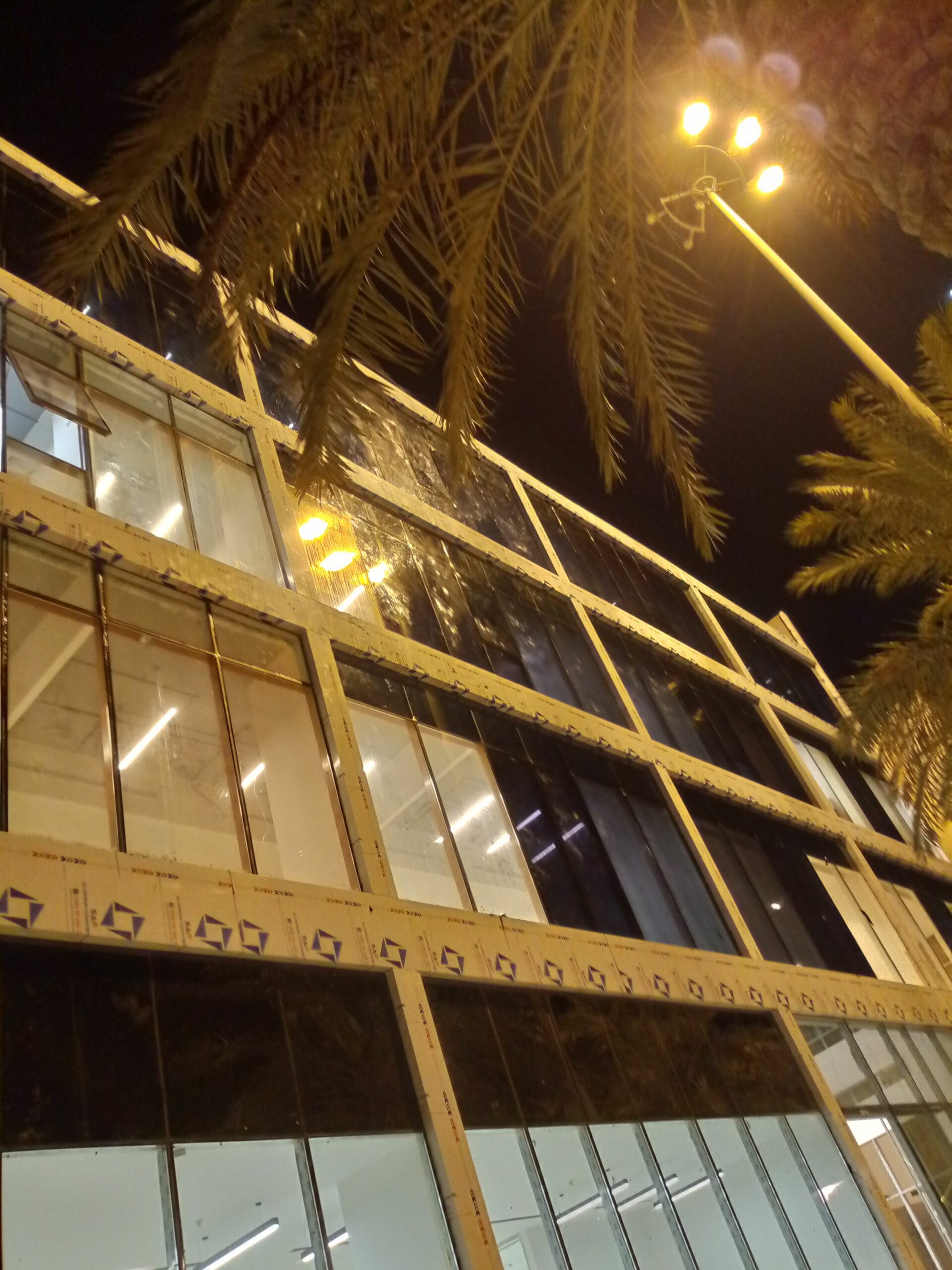 تركيب استيكرات ثلجي علا المكاتب والواجهات وتظليل الواجهات عازل حراري وتركيب حروف بارزه لوحات كلادنج