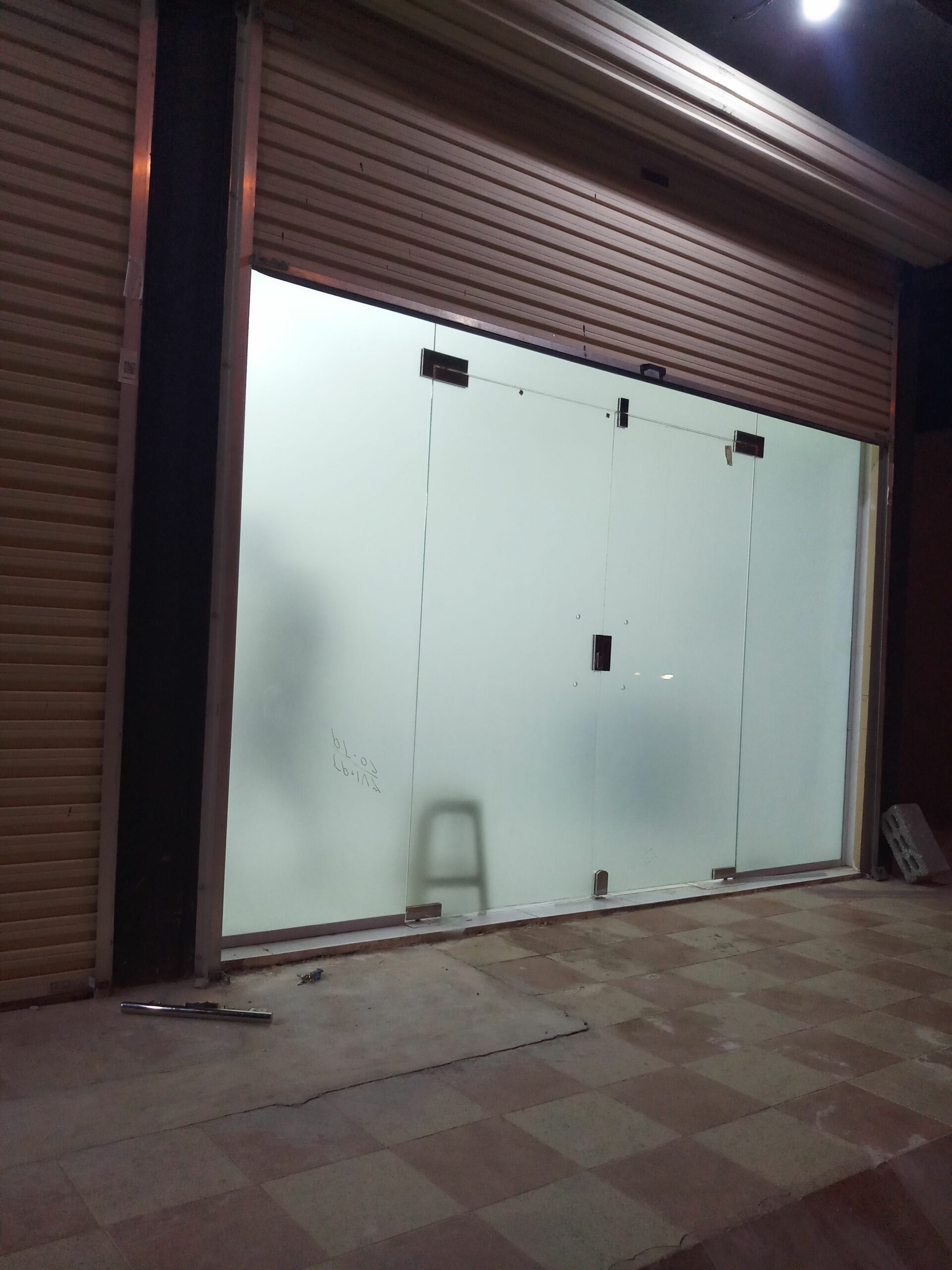 تركيب استيكرات ثلجي علا المكاتب والواجهات وتظليل الواجهات عازل حراري وتركيب حروف بارزه لوحات كلادنج