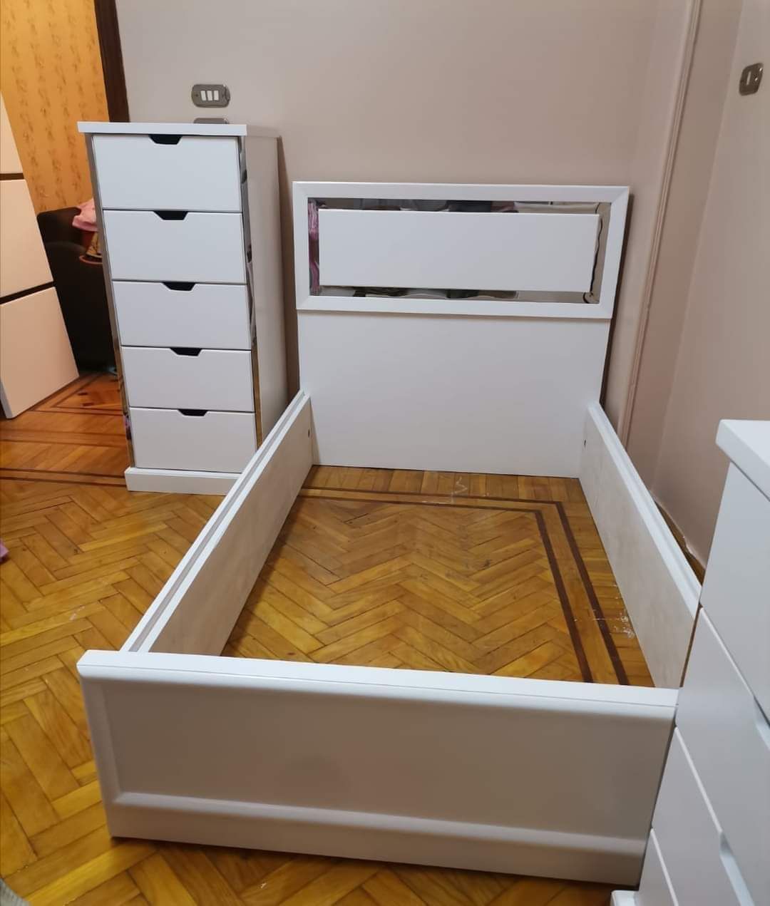 معلم دهان أنواع الخشب ابواب وغرف وديكور ومطبخ ونجا