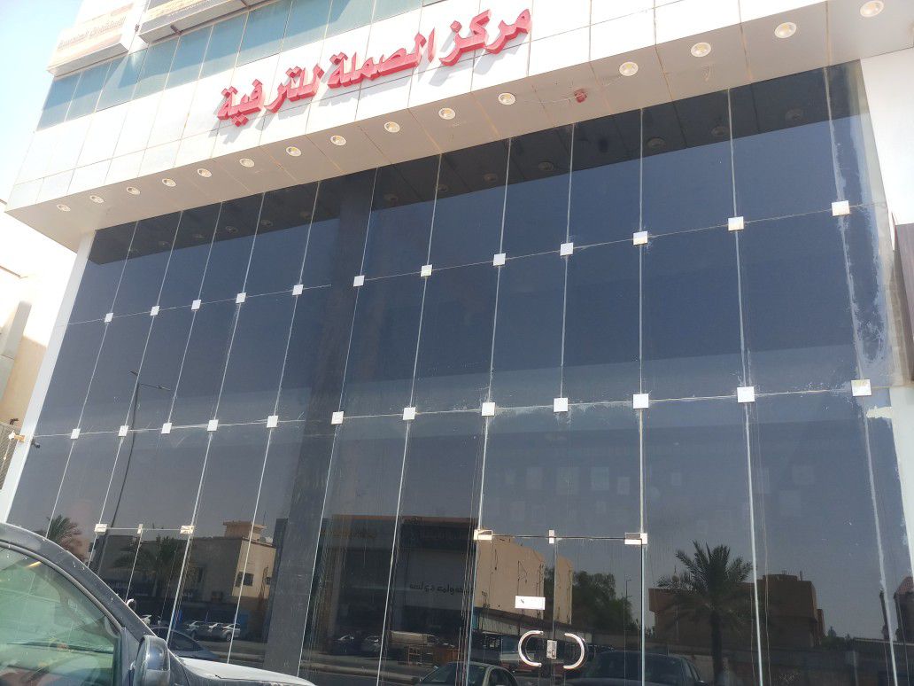 تركيب استيكرات ثلجي علا المكاتب والواجهات وتظليل الواجهات عازل حراري وتركيب حروف بارزه لوحات كلادنج