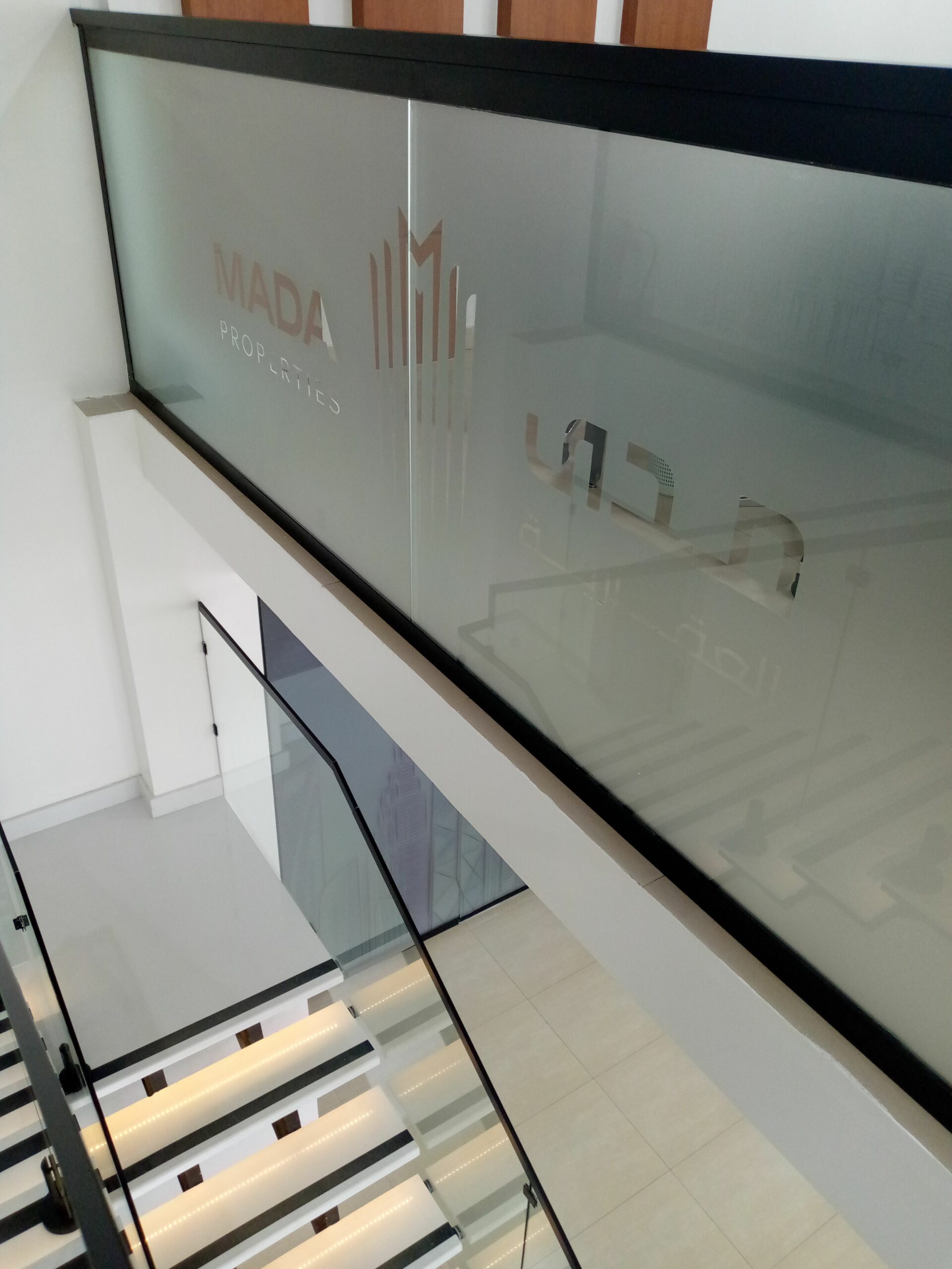 تركيب استيكرات ثلجي علا المكاتب والواجهات وتظليل الواجهات عازل حراري وتركيب حروف بارزه لوحات كلادنج