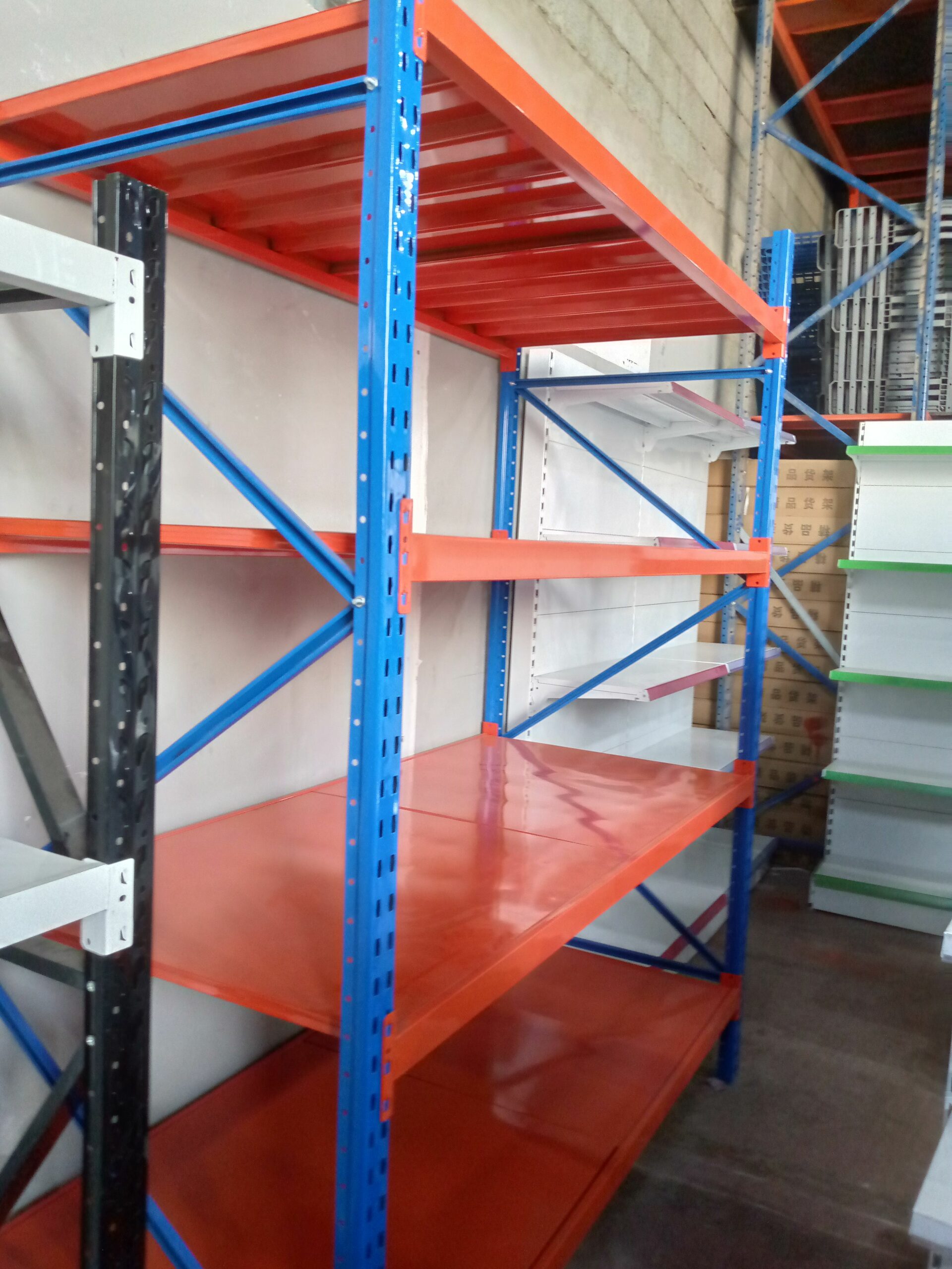 رفوف بجميع انواعها والوانها المختلفه وطبالي وعربات اتسوق