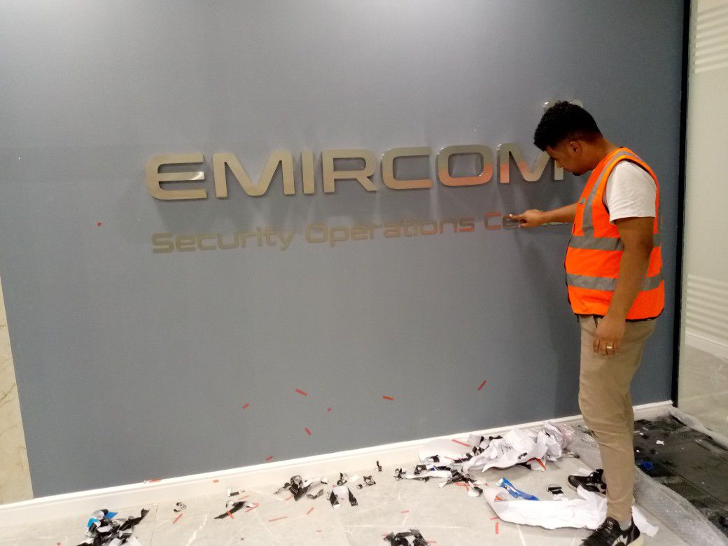 تركيب استيكرات ثلجي علا المكاتب والواجهات وتظليل الواجهات عازل حراري وتركيب حروف بارزه لوحات كلادنج