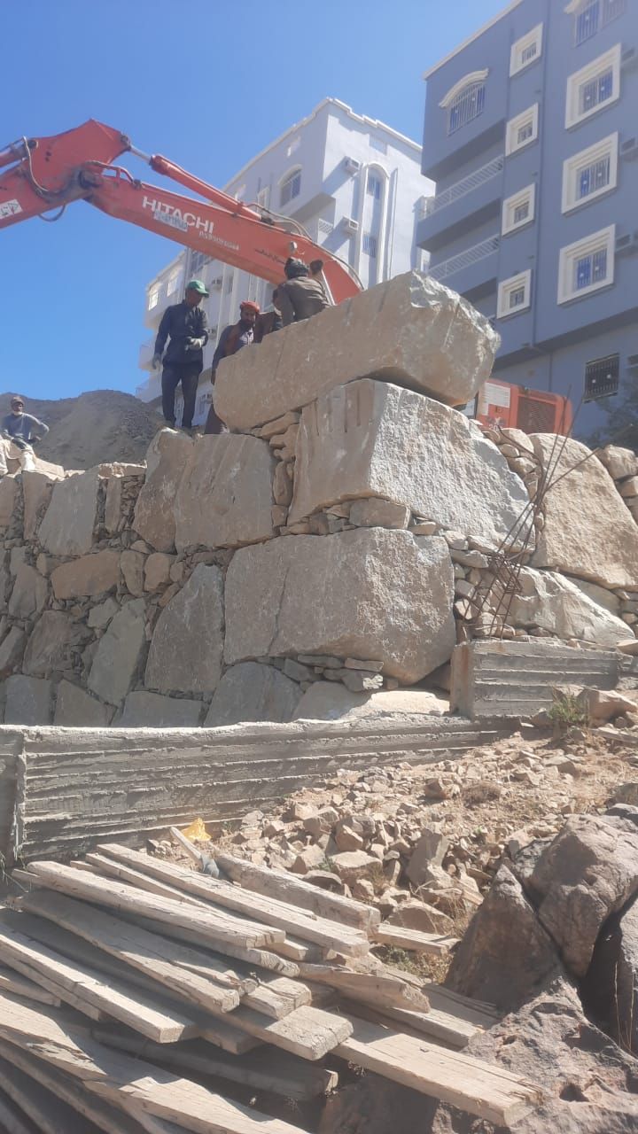 بناءجدران حجر كبير وصغير متواجد الباحه
