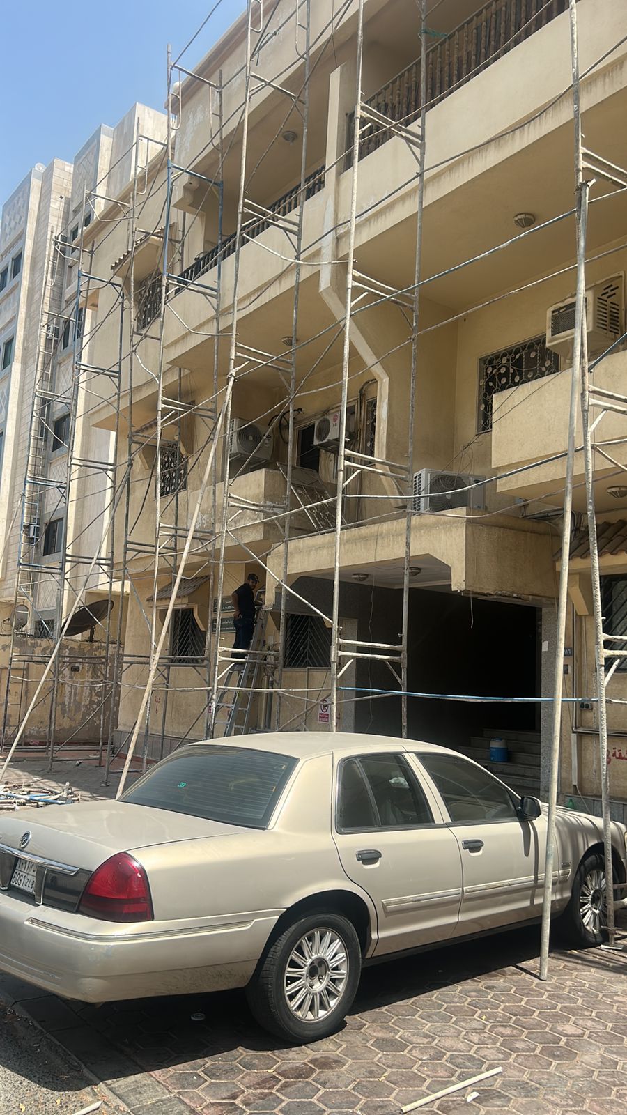 مقاولات عامة الخرسانات و التشطيبات و الترميمات دهانات عوازل و جبس بجميع أنواعه و بلاط صيانة كهرباء و سباكة