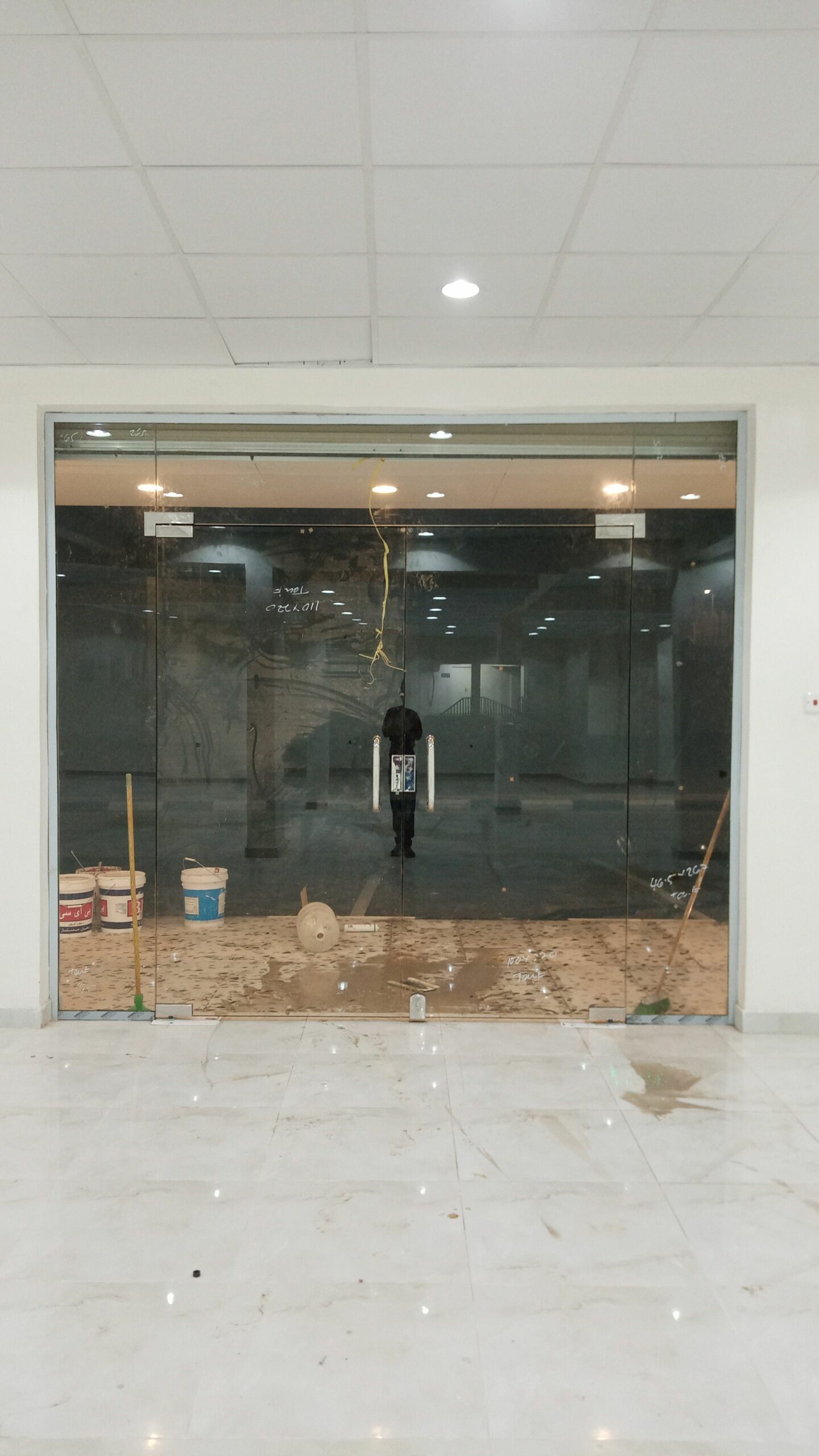 معلم للزجاج السكريت والالمنيوم