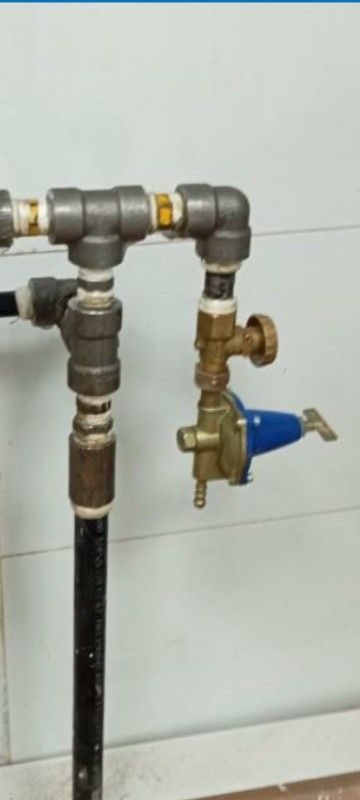 فواز ابو اكرم معلم ومتخصص في تمديد غاز المطابخ