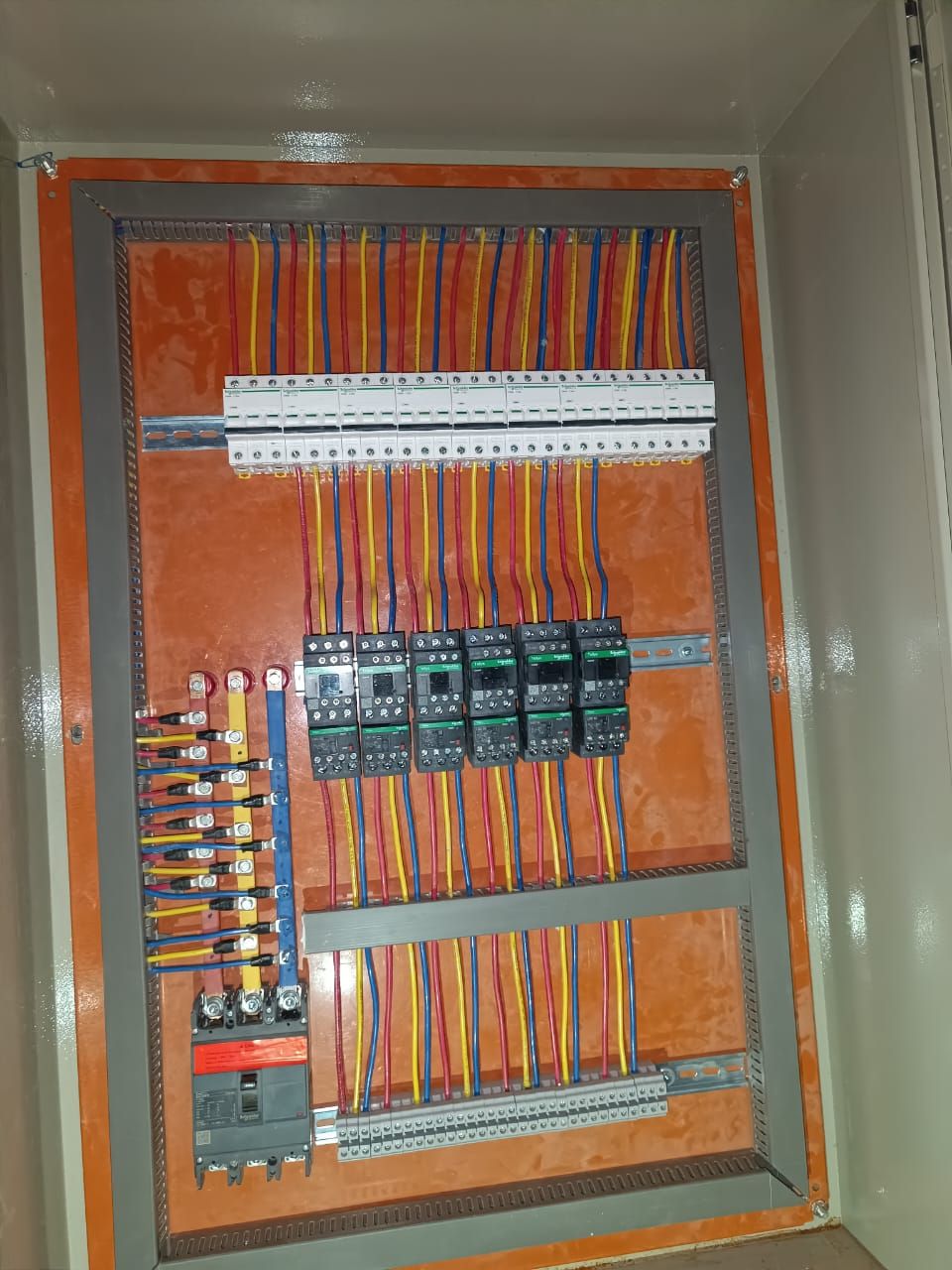 فني كهرباء وسباكه