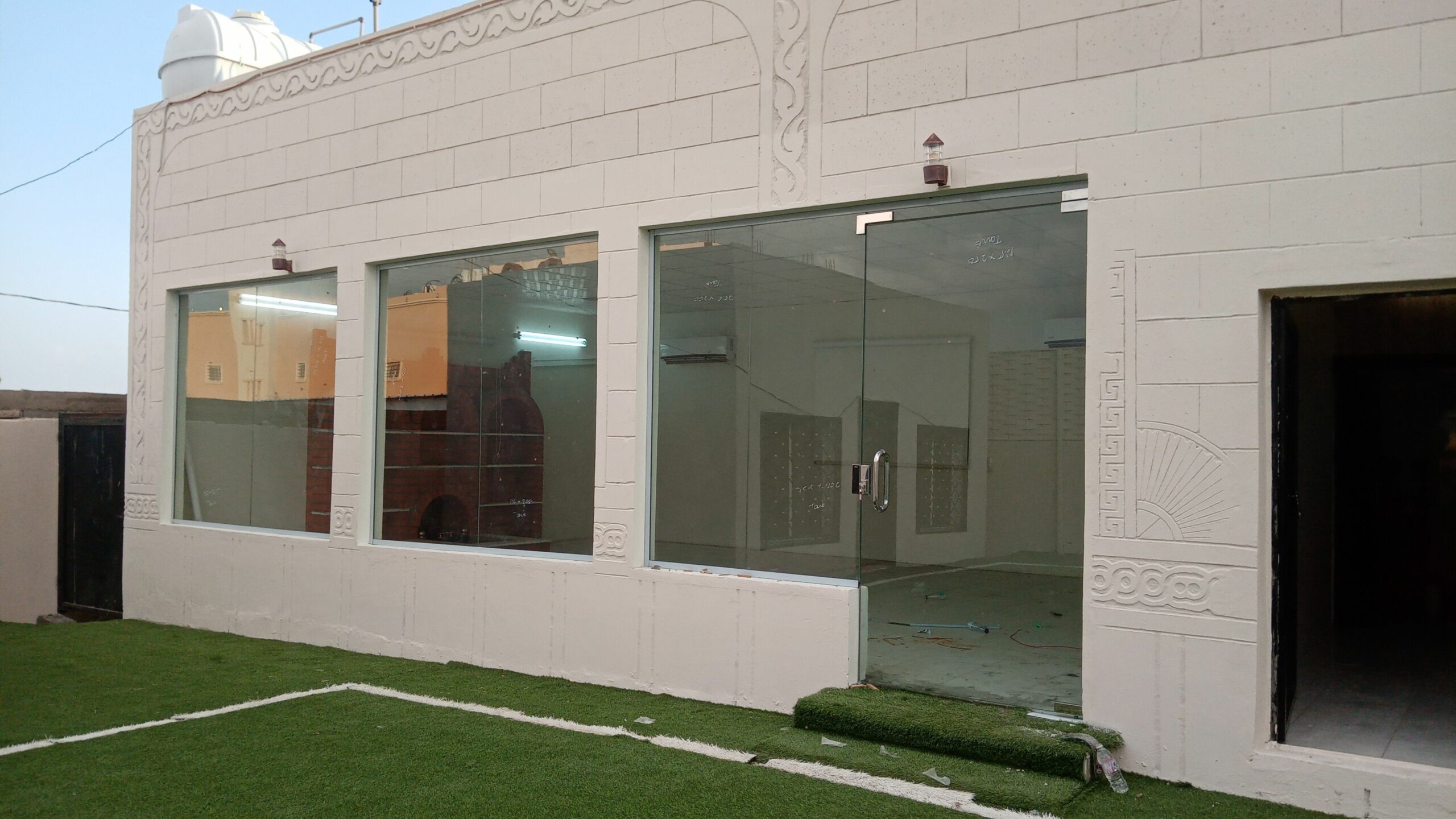 معلم للزجاج السكريت والالمنيوم