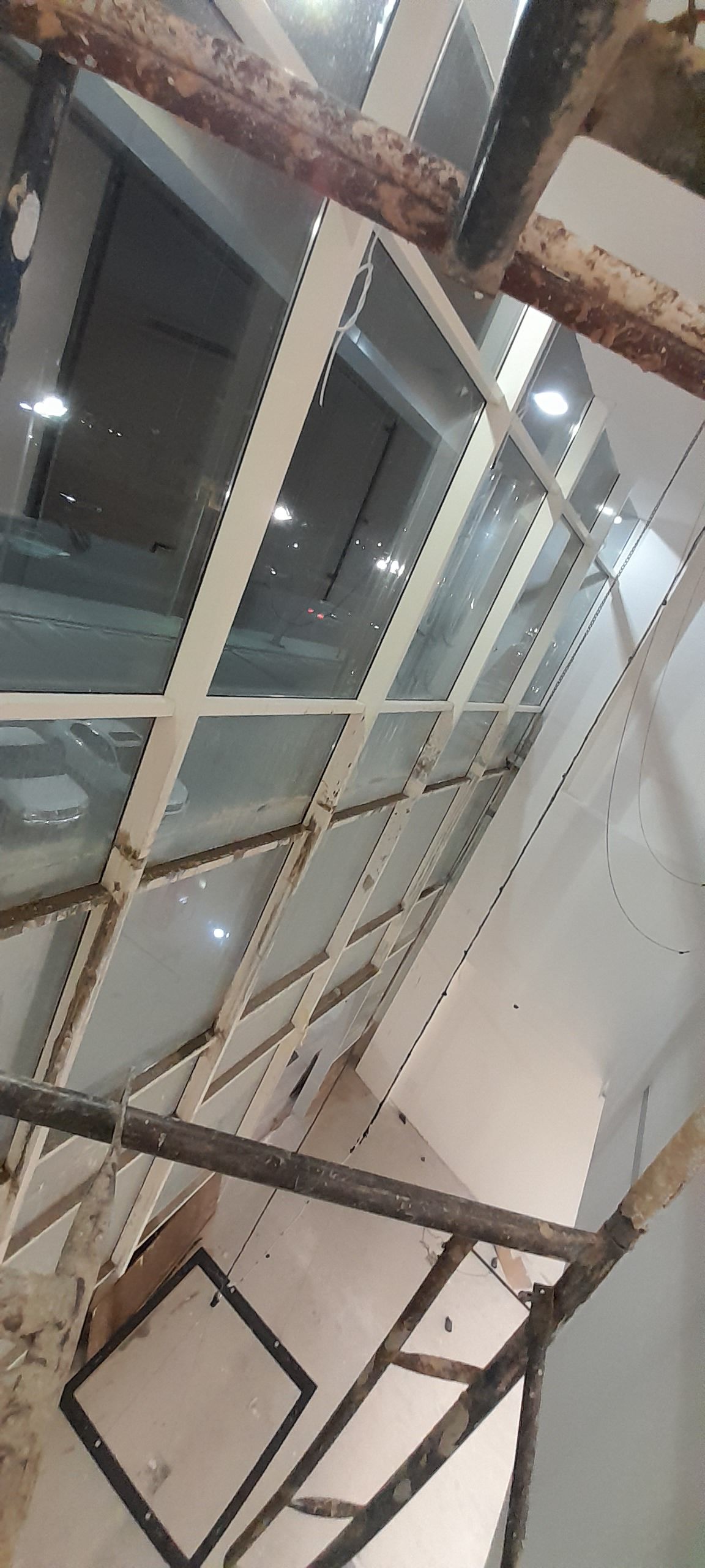 نتظيف الوجهات الزجاجيه واللوحة الدعائية