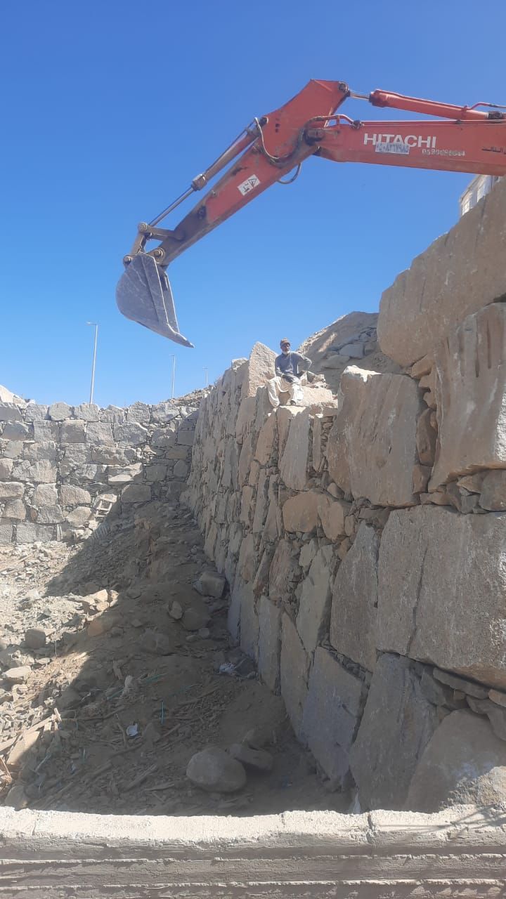 بناءجدران حجر كبير وصغير متواجد الباحه