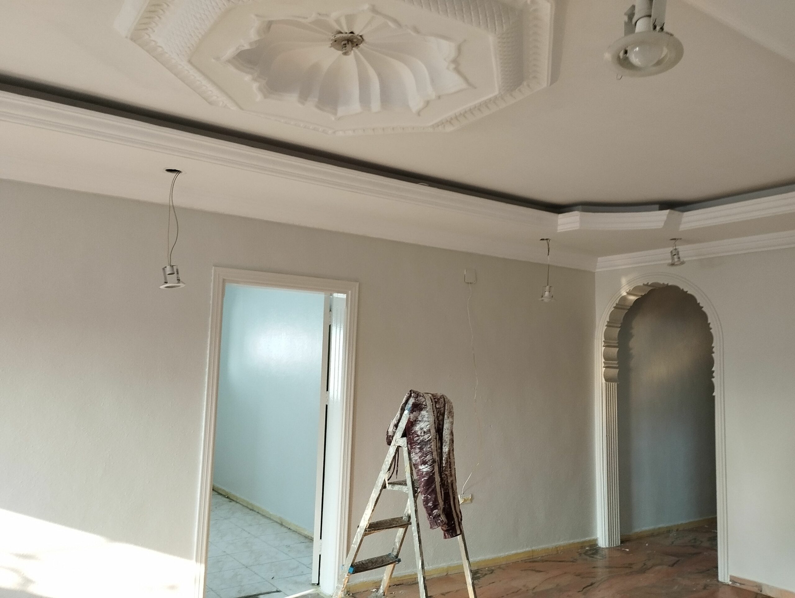 دهانات وجميع أنواع الديكور ورق الجدران