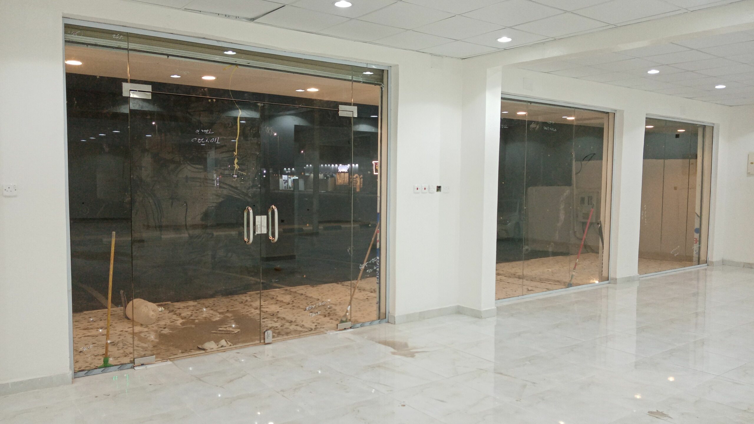 معلم للزجاج السكريت والالمنيوم