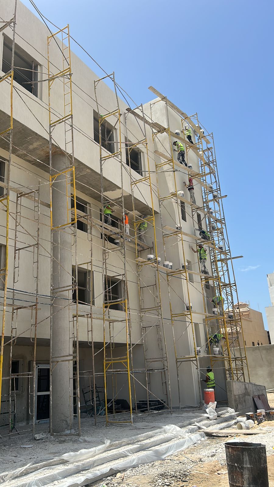 مقاولات عامة الخرسانات و التشطيبات و الترميمات دهانات عوازل و جبس بجميع أنواعه و بلاط صيانة كهرباء و سباكة