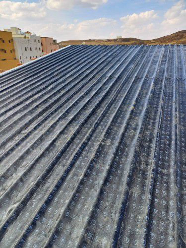 معلم عوازل من الأمطار و قار