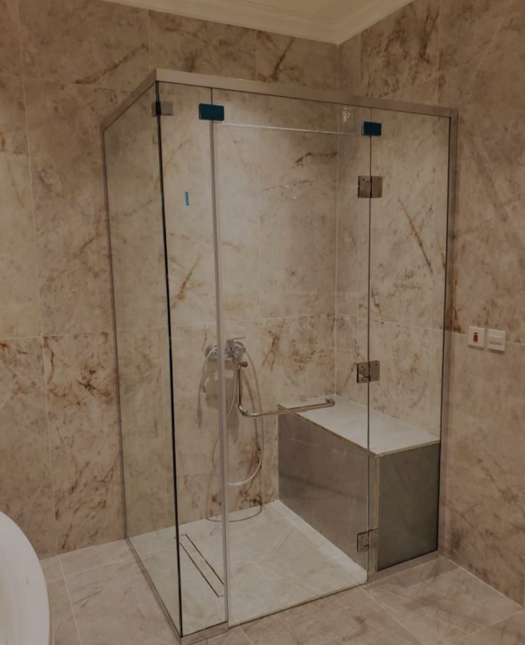 تركيب زجاج سكريت تركيب شاورات زجاج تركيب درابزين زجاج