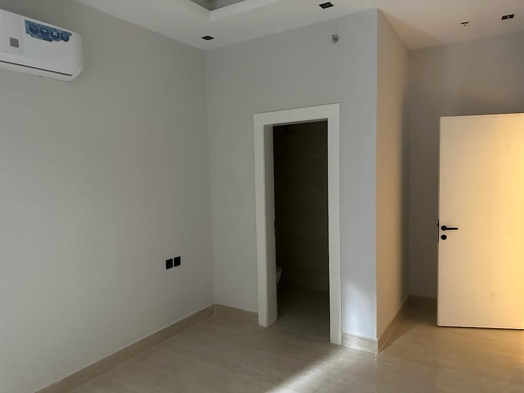 للإيجار شقة عوائل بحي العارض مشروع تعمير 12 الشقة دور أرضي عبارة عن: 3 غرف نوم + صاله + مجلس + 4 دورات مياه + مطبخ + مستودع + غرفة خادمة المكيفات راكبه المطبخ غير راكب موقف خاص بالقبوه الدخول الذكي للشقه تصميم مودرن الشقة جديدة الايجار 25الف على دفعتين