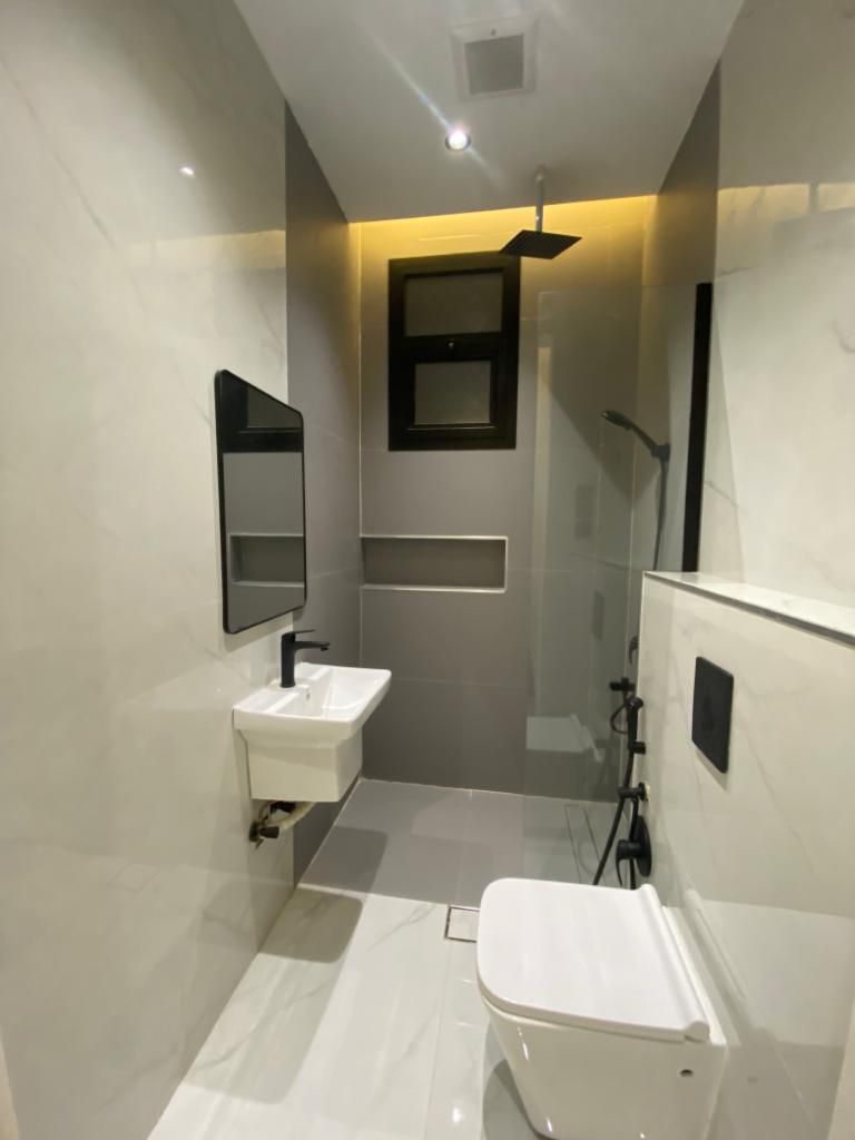 شقه فاخره الرياض حي النرجس المواصفات عدد الغرف ٣ عدد الحمامات ٣ عدد دورات مياه ٣ مكيفات راكب مطبخ راكب الدور الارضي 🔸مميزات الحي -مراكز تسوق – مدارس قريبه – سهوله الوصول لطرق الرئيسية – مطاعم وكافيهات السعر 30 الف سنوي /// توصل وتس 0592241971