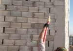 تنظيف وجهات الحجر وتخشين الخرسانة قبل اللياسا