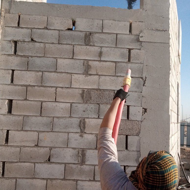 تنظيف وجهات الحجر وتخشين الخرسانة قبل اللياسا