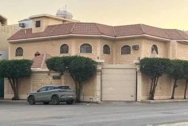 للبيــــــــع فيلا مساحة ٧٥٦ زاوية حي غرناطة