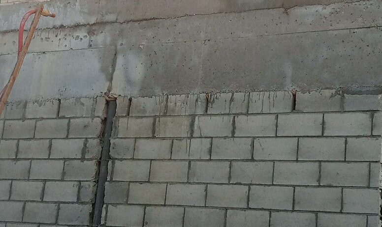 تنظيف وجهات الحجر وتخشين الخرسانة قبل اللياسا