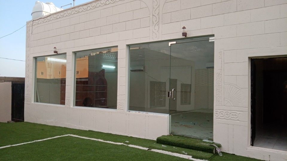 معلم للزجاج السكريت والالمنيوم