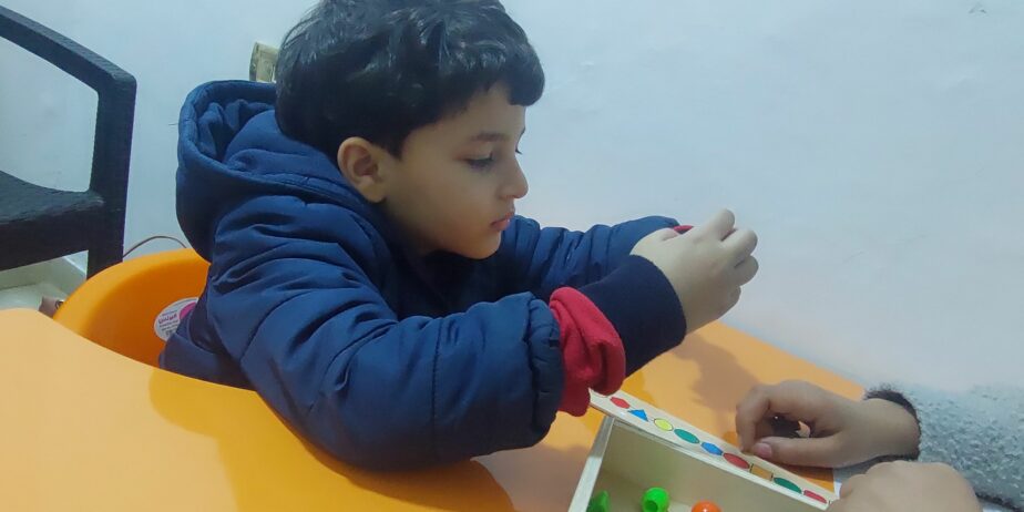 اخصائيه نطق وتخاطب وتنميه مهارات
