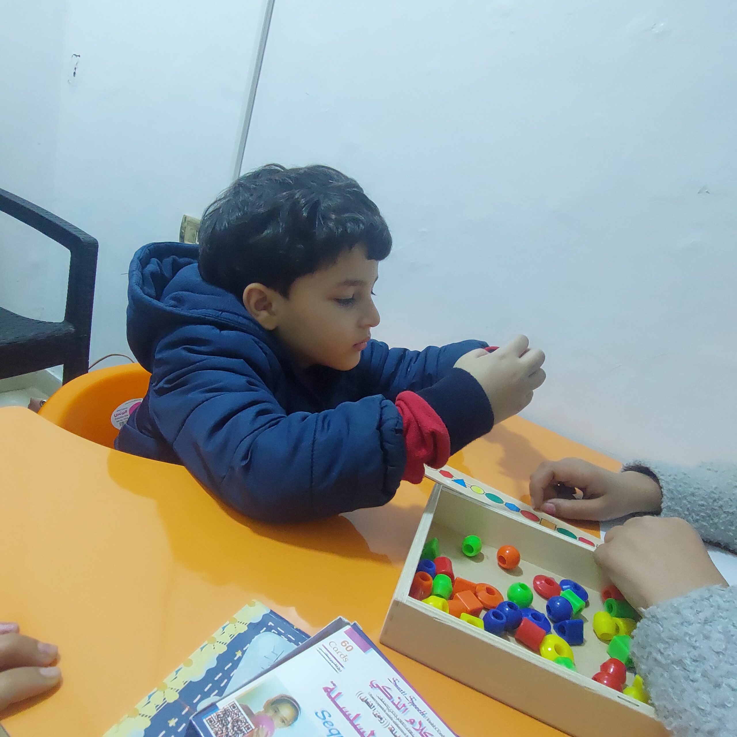 اخصائيه نطق وتخاطب وتنميه مهارات