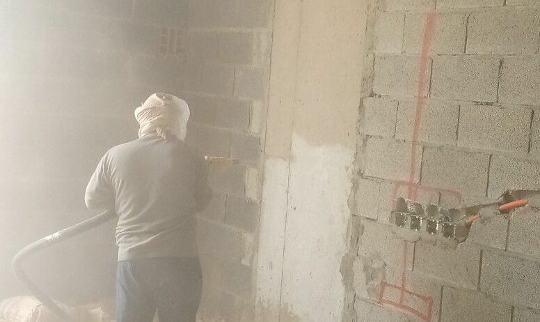 تنظيف وجهات الحجر وتخشين الخرسانة قبل اللياسا