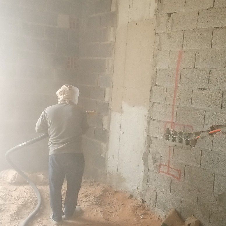 تنظيف وجهات الحجر وتخشين الخرسانة قبل اللياسا