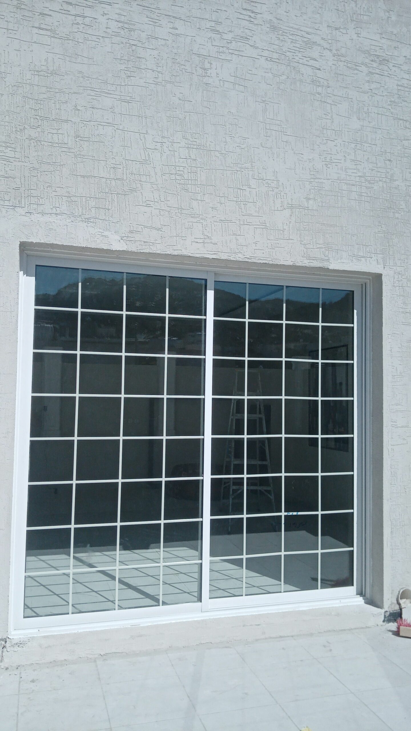 معلم للزجاج السكريت والالمنيوم