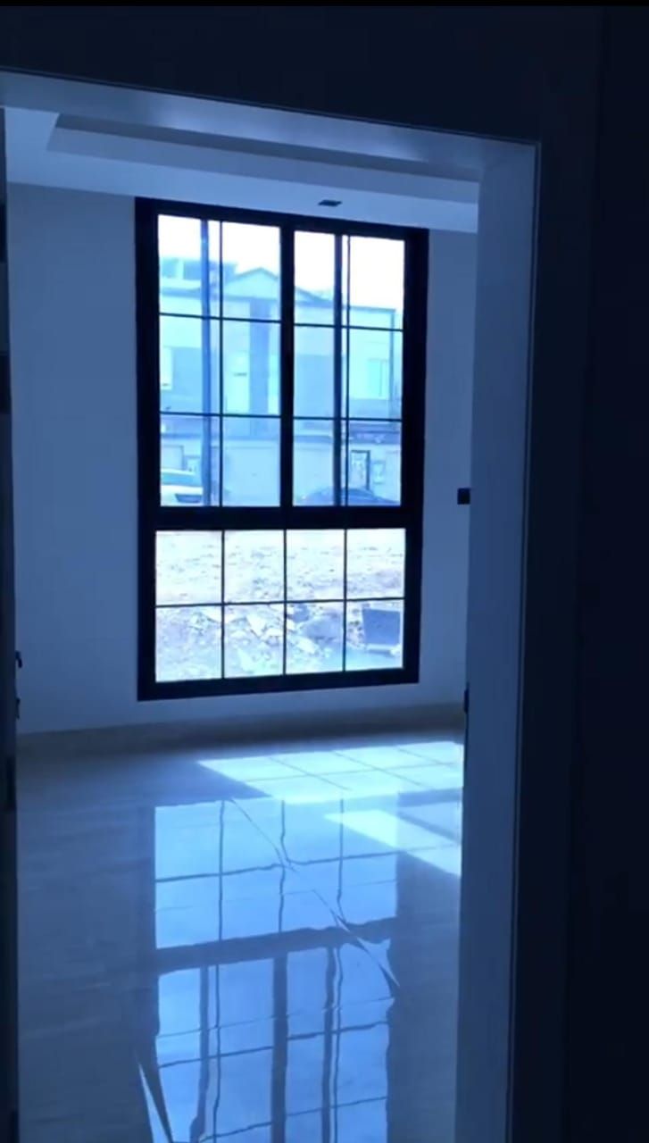 متوفر شقه 🏤للايجار في الرياض القدس الشقه: دور 2️⃣ 🏤 شقه: غرف4️⃣ نوم🛌 صاله: 1️⃣:: مطبخ:: حمام ثلاث: 3️⃣ دورات🚰 مياه شامل: المياه🚰 والكهرباء على المالك مكيفات موجوده نظام الايجار سنوي 21على دفعتين: