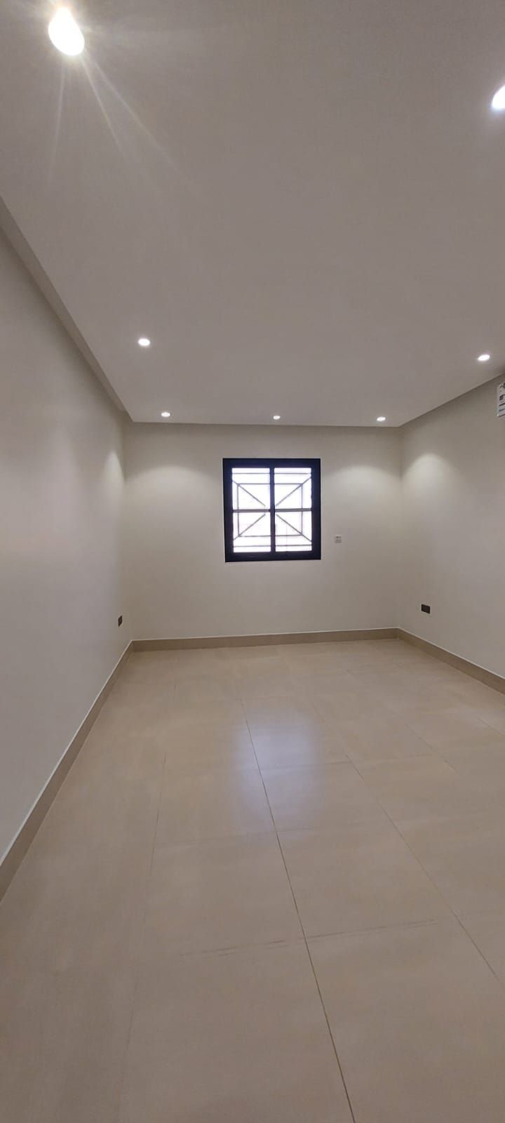 للإيجار شقة عوائل بحي العارض مشروع تعمير 12 الشقة دور أرضي عبارة عن: 3 غرف نوم + صاله + مجلس + 4 دورات مياه + مطبخ + مستودع + غرفة خادمة المكيفات راكبه المطبخ غير راكب موقف خاص بالقبوه الدخول الذكي للشقه تصميم مودرن الشقة جديدة الايجار 25الف على دفعتين