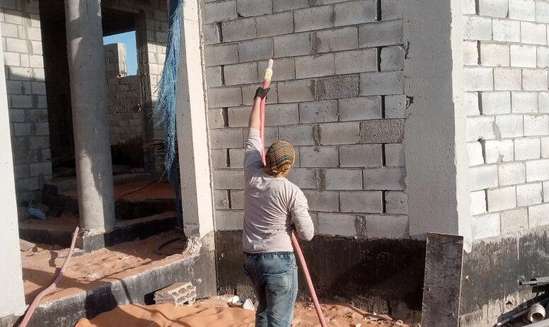 تنظيف وجهات الحجر وتخشين الخرسانة قبل اللياسا