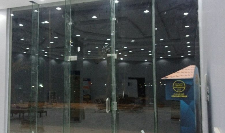 معلم للزجاج السكريت والالمنيوم