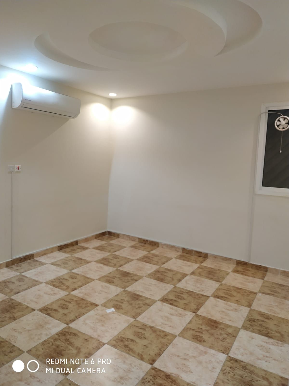 شقة في الرياض حي الملز غرفتين نوم صالة مجلس دورتين مياه مطبخ + راكب مكيفات راكبة إيجار سنوي 22 الف دفعه واحدة 25 دفعتين