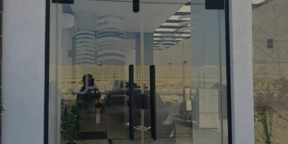 تركيب زجاج سكريت تركيب شاورات زجاج تركيب درابزين زجاج