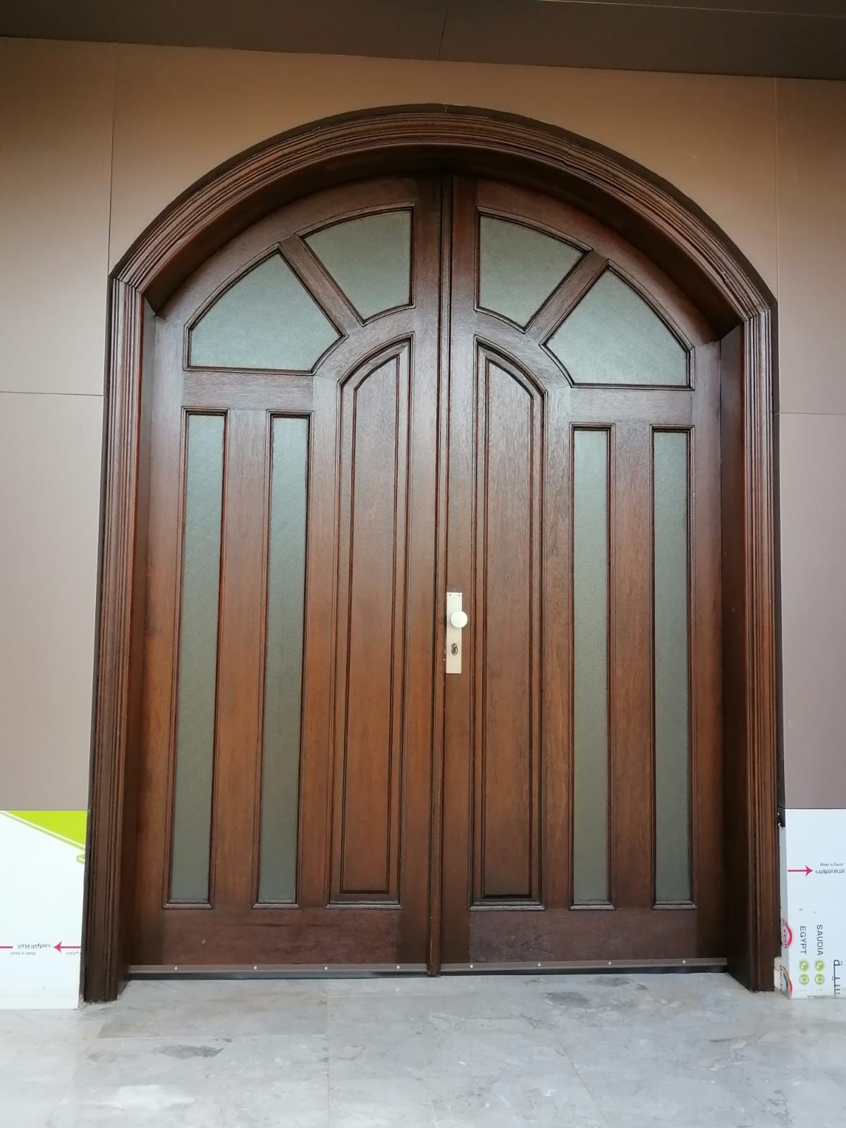 لدينا افضل دهان ابواب حديد وخشب على قدر من الكفاءه